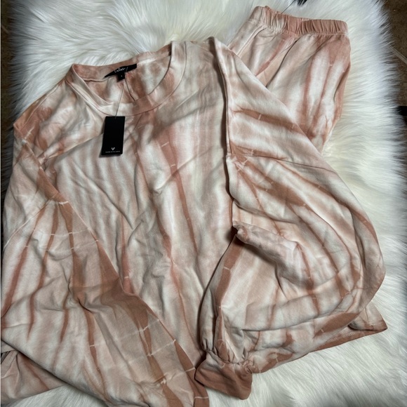 Lulu's Women's Sweatshirt and matching joggers - Picture 2 of 10